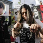 महसा अमीनी: ‘हया’ का वो हिजाब जो ईरान में इंकलाब का परचम बन गया